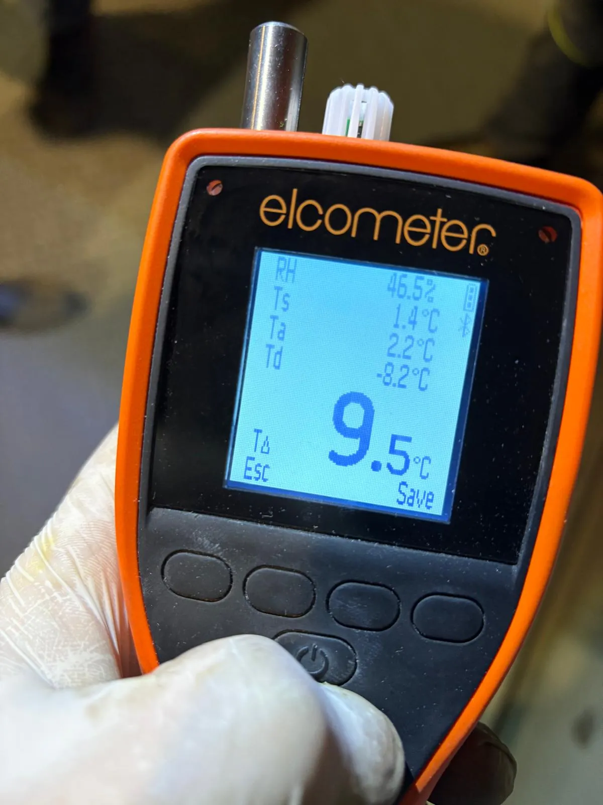 Inspektor przy pracy — pomiar powłoki elcometrem